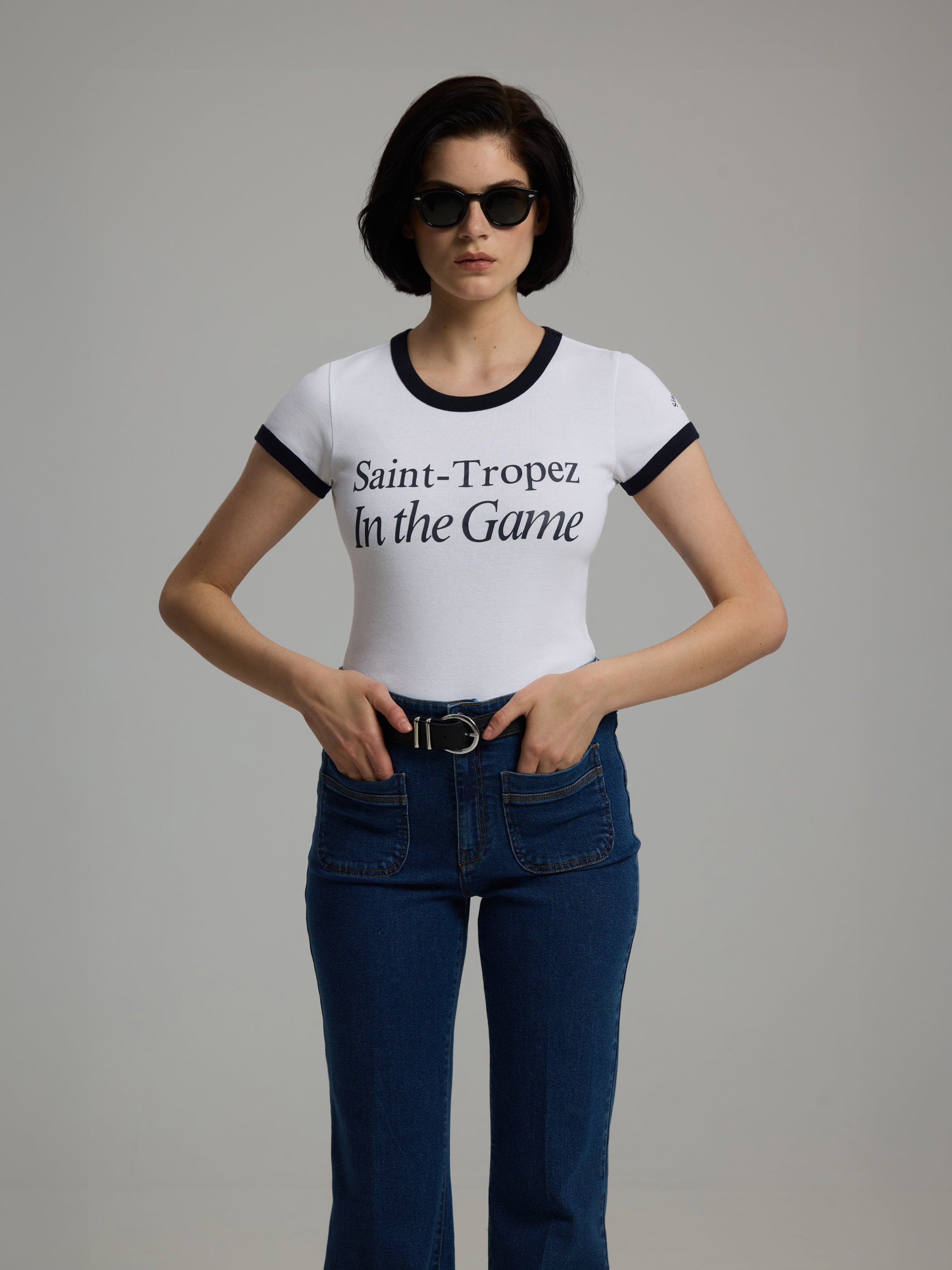 Slim fit T-paita edestä, kontrastivärinen kaulus ja "Saint Tropez In the Game" -printti
