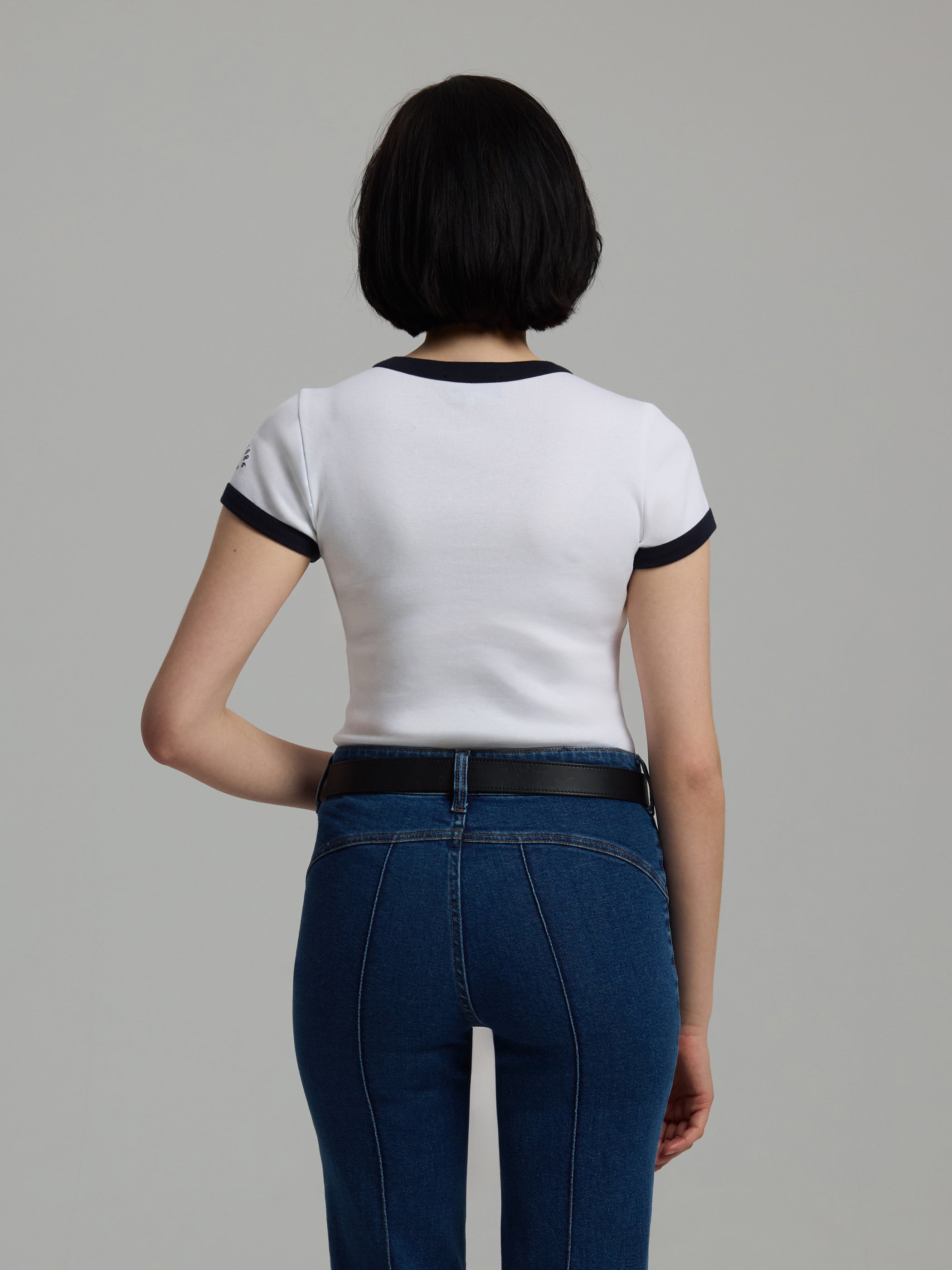 Slim fit T-paita takaa, yksivärinen selkäosa, kontrastiraidat pääntiellä ja hihoissa.