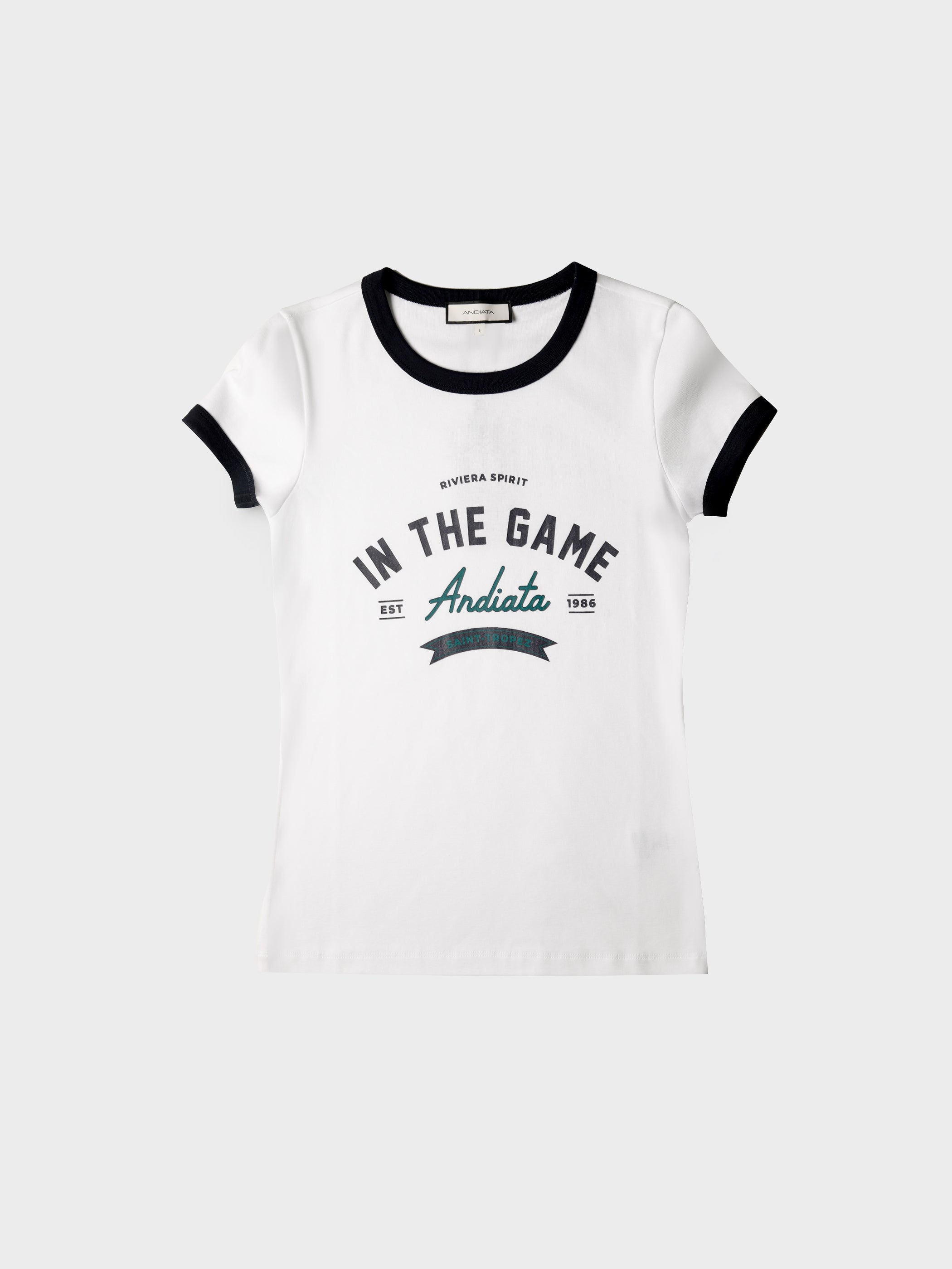 Slim fit T-paita edestä, kontrastivärinen kaulus ja "In the Game Andiata" -printti