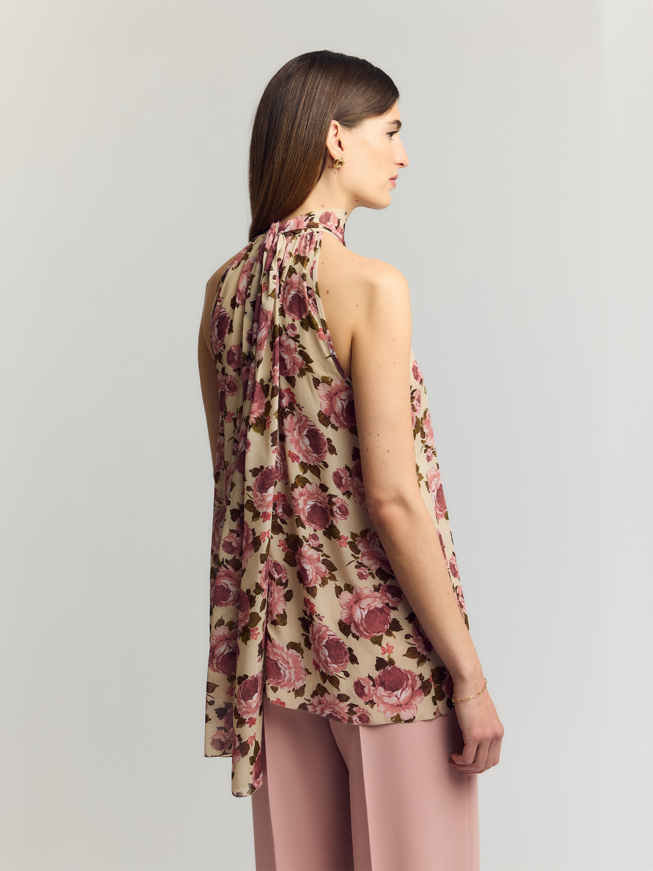 Suse 2 Top – beige hihaton toppi sivulta, avoin selkä, solmittava halter-kaulus, ruusuinen kukkaprintti