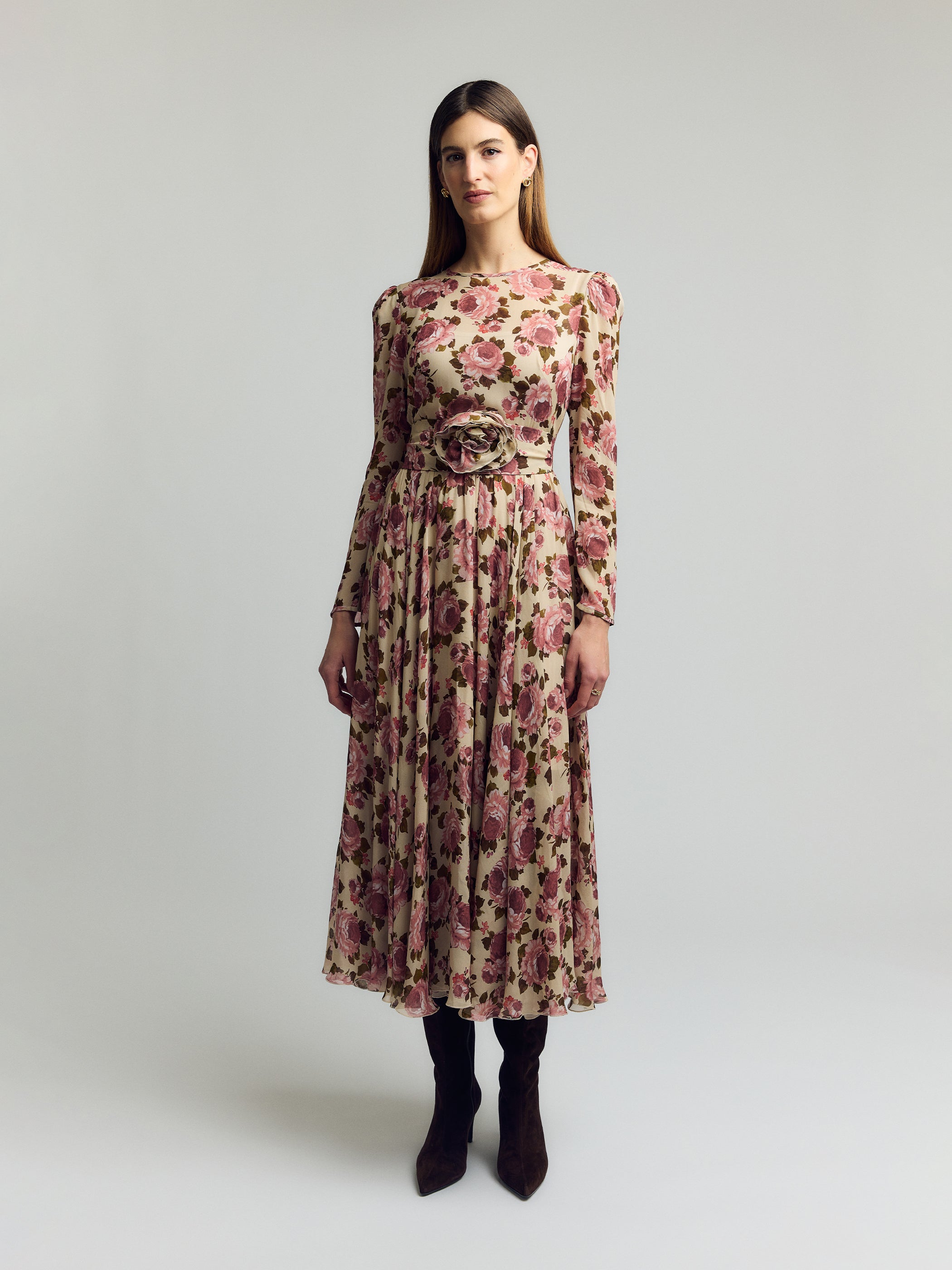 Cyndy Mekko – beige, kukallinen midi-mekko, pyöreä pääntie, pitkät hihat, vyötäröä korostava siluetti, ruusuprintti