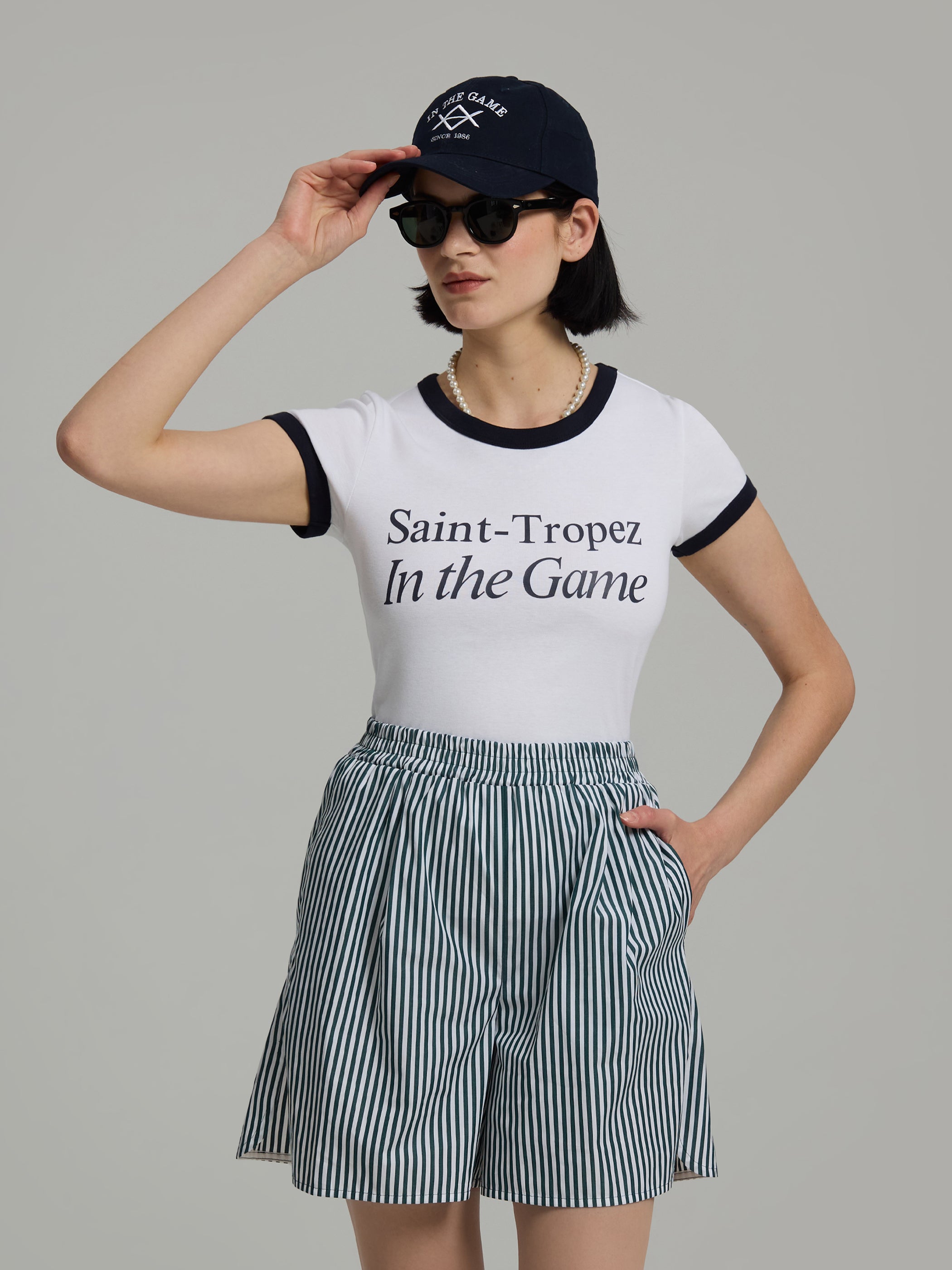 Slim fit T-paita edestä, kontrastivärinen kaulus ja "Saint Tropez In the Game" -printti