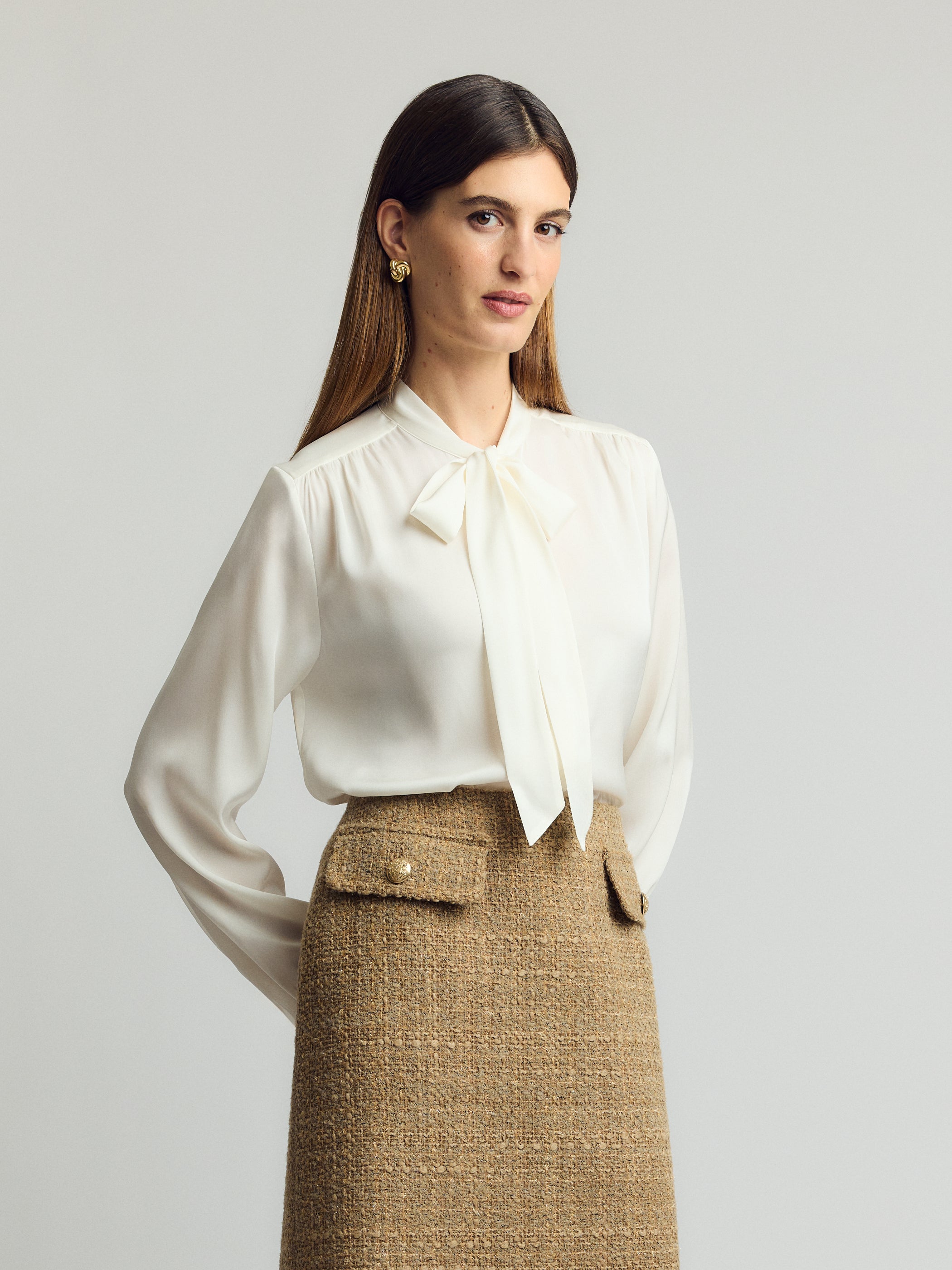Gailel silkkipusero – kermanvalkoinen, solmukaulus, väljä istuvuus, kuvattuna edestä